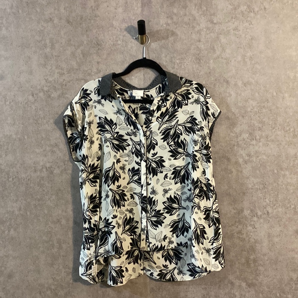 Postmark Anthropologie Silk Floral Black & White Sleeveless Hawaiian Blouse